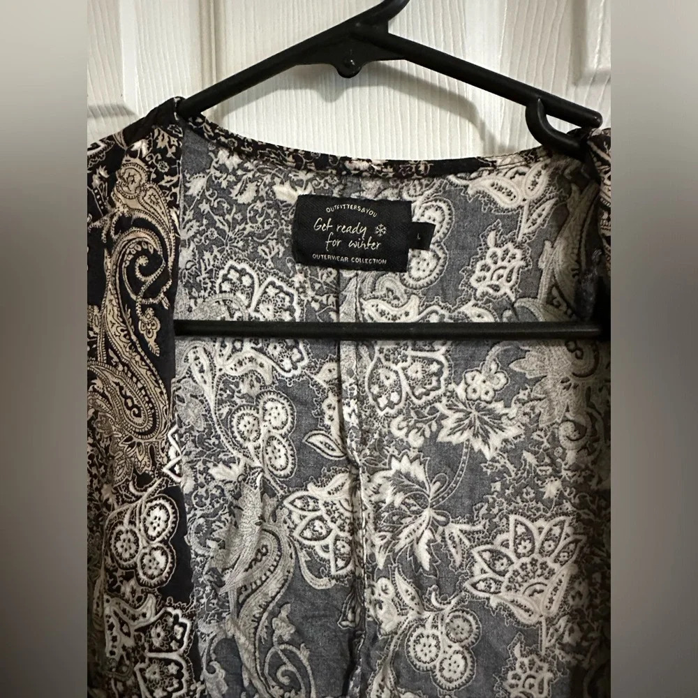 Outfitters & You Kimono Black / Cream/ White Floral & Paisley Large 3/4 sleeve - Picture 2 of 3